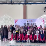 Tim Evidence Based Learning (EBL) Fakultas Kesehatan Masyarakat Universitas Hasanuddin bersama ibu-ibu baduta RW 05 Kelurahan Parangloe usai kegiatan intervensi SAHABAT MP-ASI x Bincang Ibu di Masjid Babul Jannah, yang bertujuan memperkuat praktik pemberian MP-ASI berbasis bukti ilmiah demi mendukung tumbuh kembang optimal anak usia 6–24 bulan.